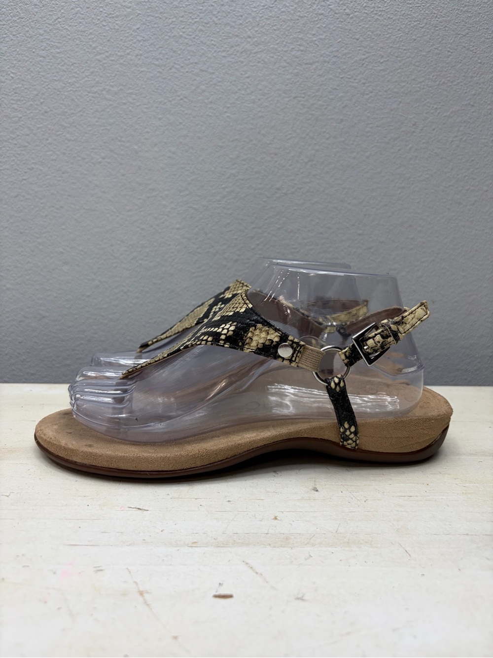 Vionic Kirra Snake Skin Thong Sandals Size 7.5